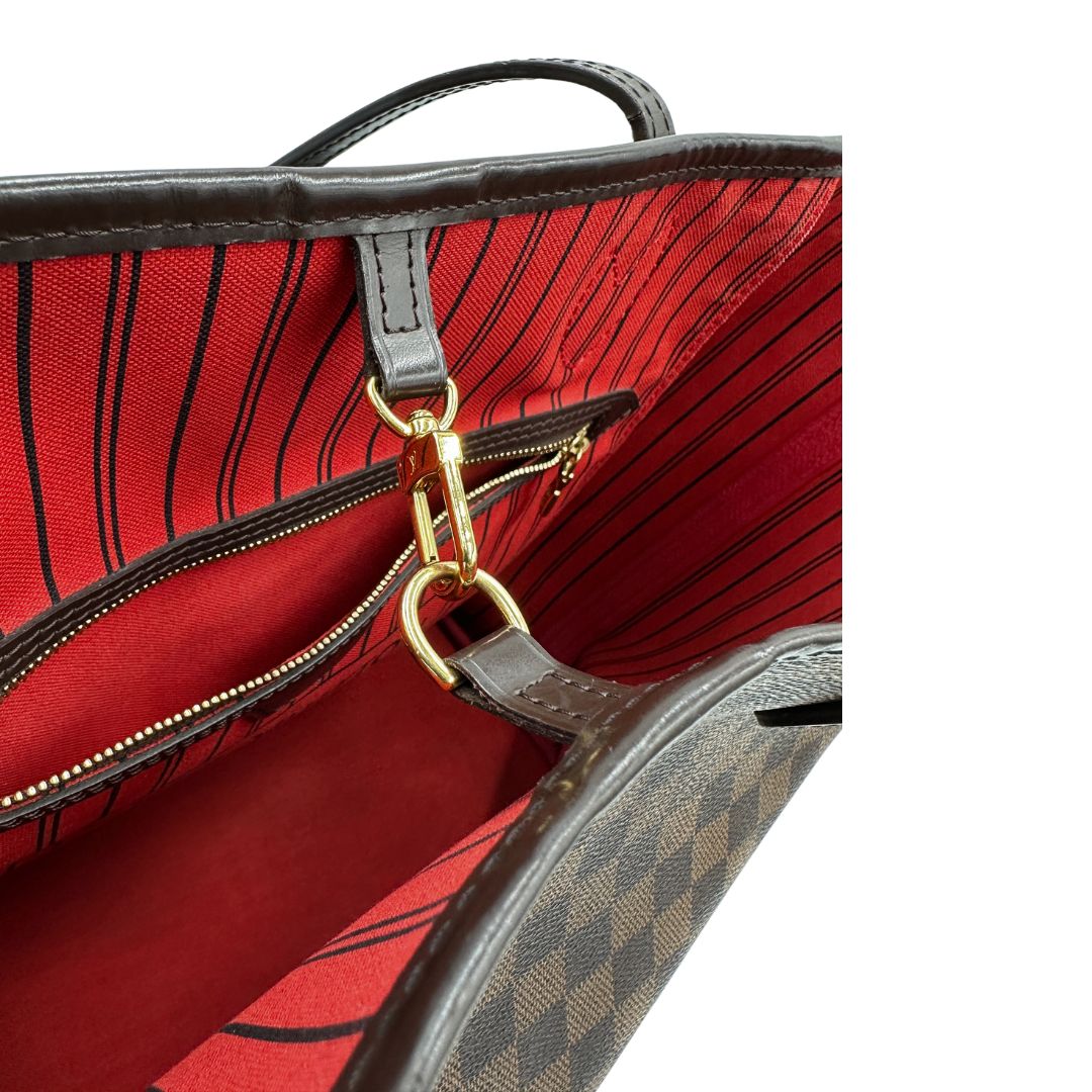 Chiusura, Borsa Louis Vuitton Neverfull GM in canvas Damier Ébène con finiture in pelle marroni testa di moro e parti metalliche dorate; munita di doppi manici, indossabile a spalla. Originale usata, di lusso, in ottime condizioni.