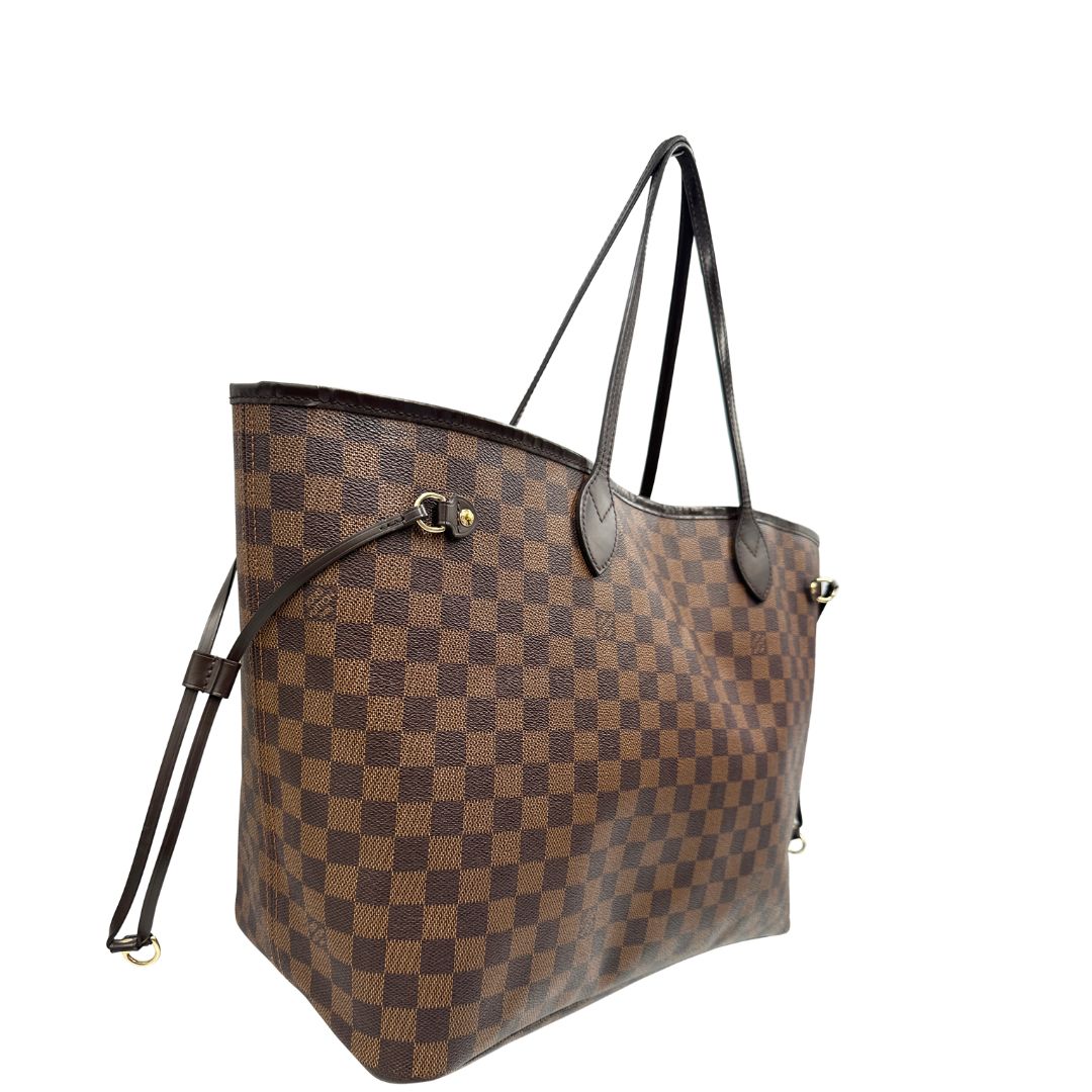 Lato, Borsa Louis Vuitton Neverfull GM in canvas Damier Ébène con finiture in pelle marroni testa di moro e parti metalliche dorate; munita di doppi manici, indossabile a spalla. Originale usata, di lusso, in ottime condizioni.