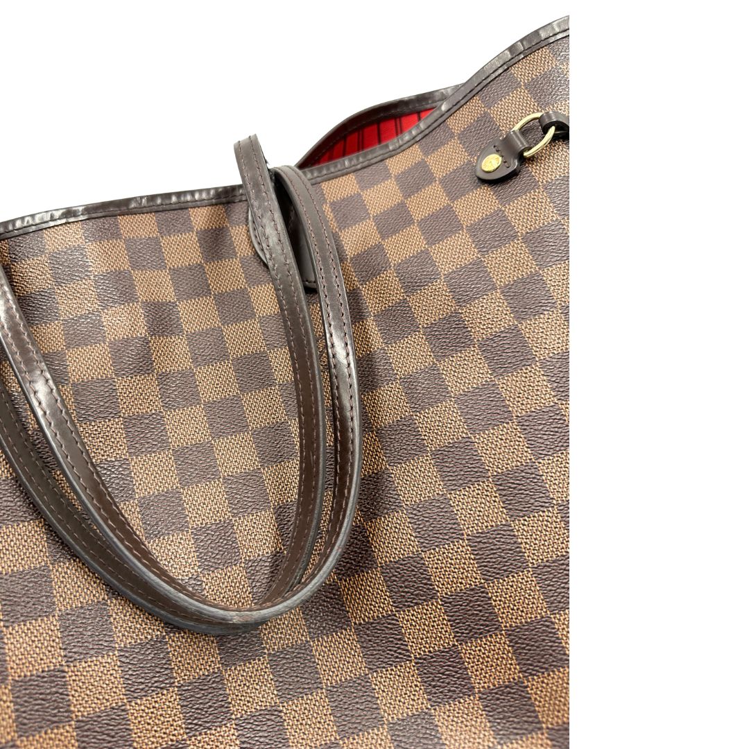 Manici, Borsa Louis Vuitton Neverfull GM in canvas Damier Ébène con finiture in pelle marroni testa di moro e parti metalliche dorate; munita di doppi manici, indossabile a spalla. Originale usata, di lusso, in ottime condizioni.