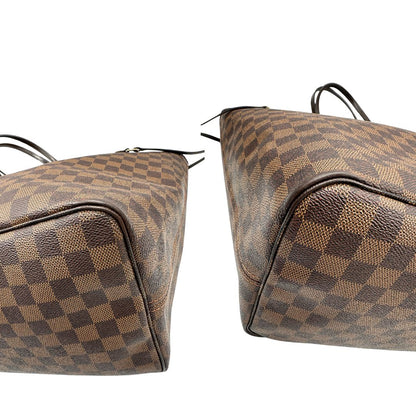 Angoli, Borsa Louis Vuitton Neverfull GM in canvas Damier Ébène con finiture in pelle marroni testa di moro e parti metalliche dorate; munita di doppi manici, indossabile a spalla. Originale usata, di lusso, in ottime condizioni.