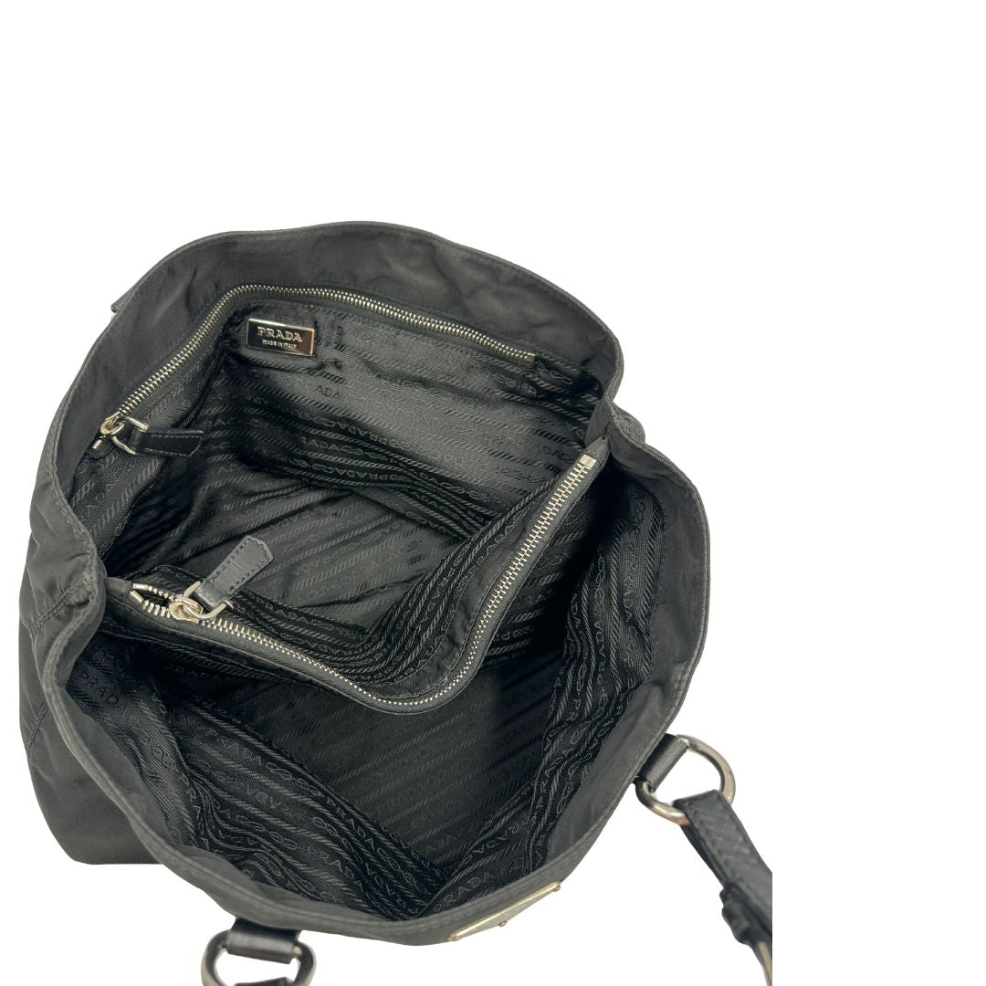 interno Borsa Prada realizzata in nylon nero con hardware argentato; munita di doppi manici, di lusso, usata 