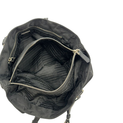 interno Borsa Prada realizzata in nylon nero con hardware argentato; munita di doppi manici, di lusso, usata 
