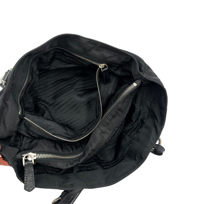 interno Borsa Prada realizzata in nylon nero con hardware argentato; munita di doppi manici, di lusso, usata
