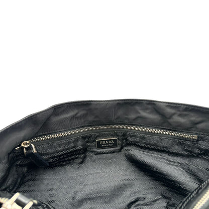 interno Borsa Prada realizzata in nylon nero con hardware argentato; munita di doppi manici, di lusso, usata
