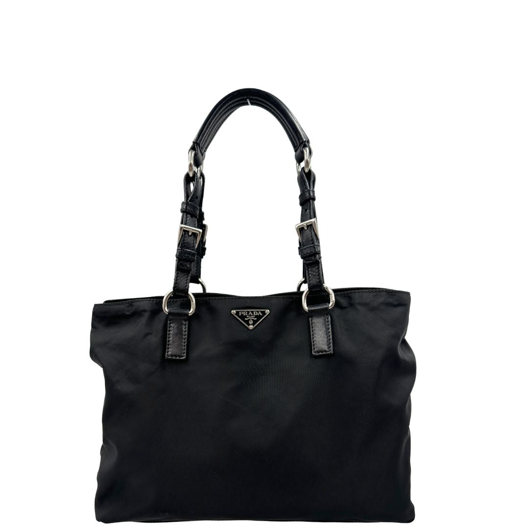 front Borsa Prada realizzata in nylon nero con hardware argentato; munita di doppi manici, di lusso, usata