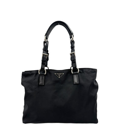 front Borsa Prada realizzata in nylon nero con hardware argentato; munita di doppi manici, di lusso, usata