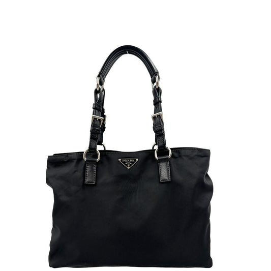 front Borsa Prada realizzata in nylon nero con hardware argentato; munita di doppi manici, di lusso, usata