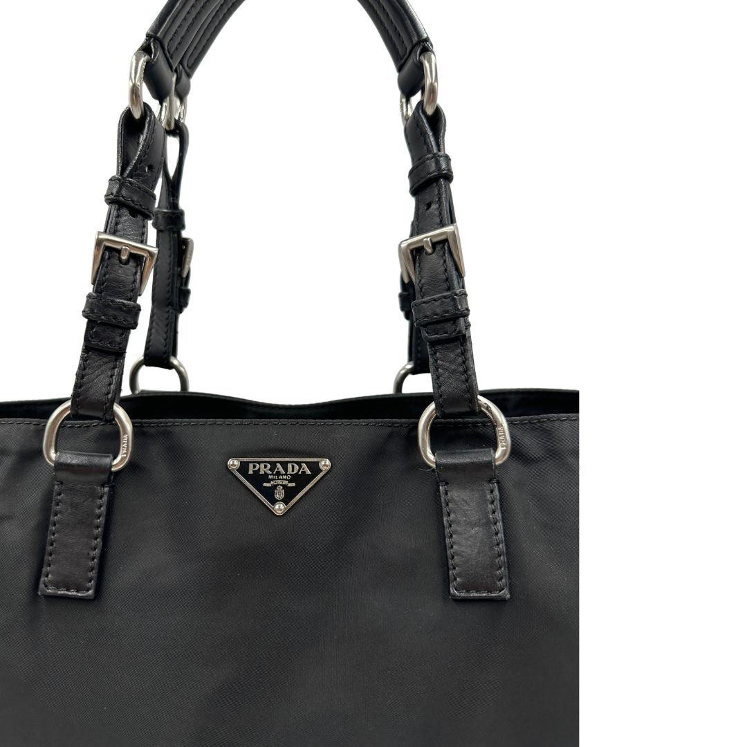 logo Borsa Prada realizzata in nylon nero con hardware argentato; munita di doppi manici, di lusso, usata