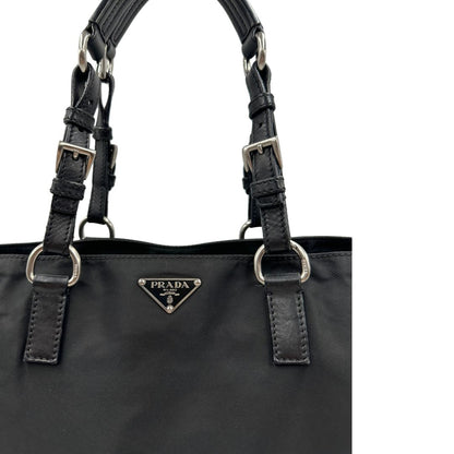 logo Borsa Prada realizzata in nylon nero con hardware argentato; munita di doppi manici, di lusso, usata