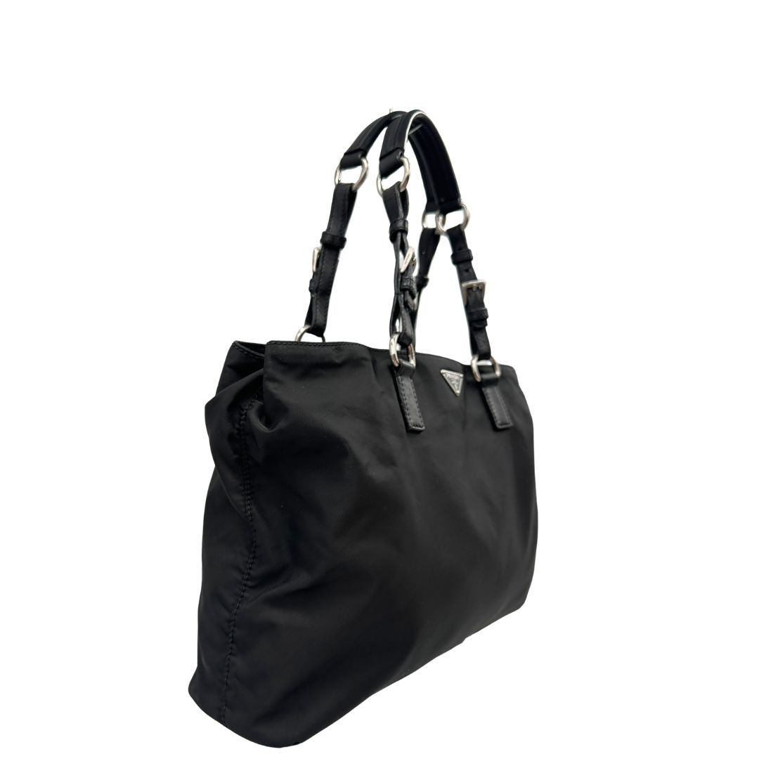 lato Borsa Prada realizzata in nylon nero con hardware argentato; munita di doppi manici, di lusso, usata 