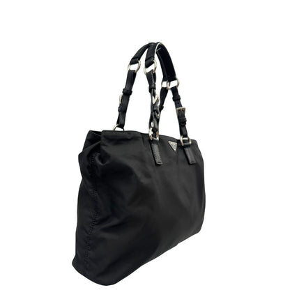 lato Borsa Prada realizzata in nylon nero con hardware argentato; munita di doppi manici, di lusso, usata 
