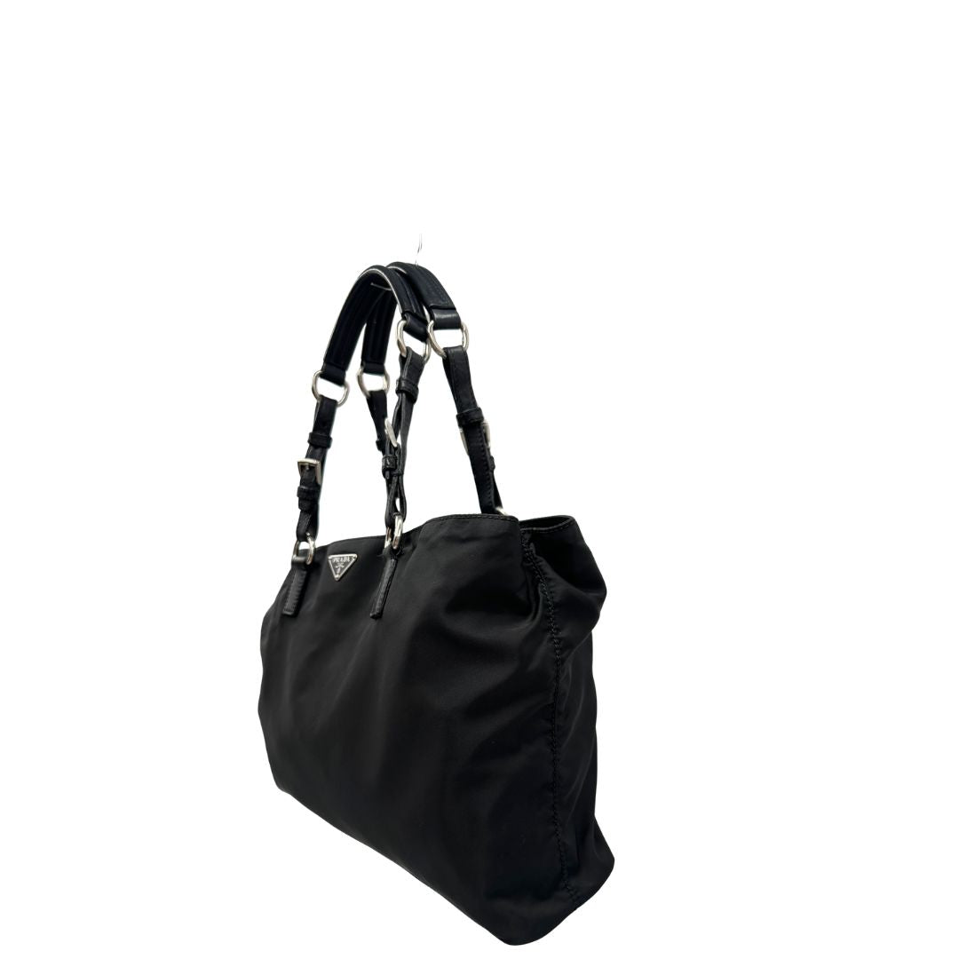 lato Borsa Prada realizzata in nylon nero con hardware argentato; munita di doppi manici, di lusso, usata 