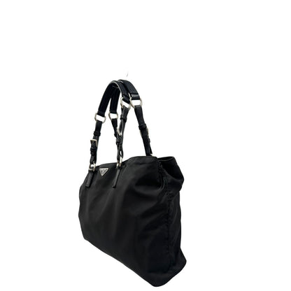 lato Borsa Prada realizzata in nylon nero con hardware argentato; munita di doppi manici, di lusso, usata 