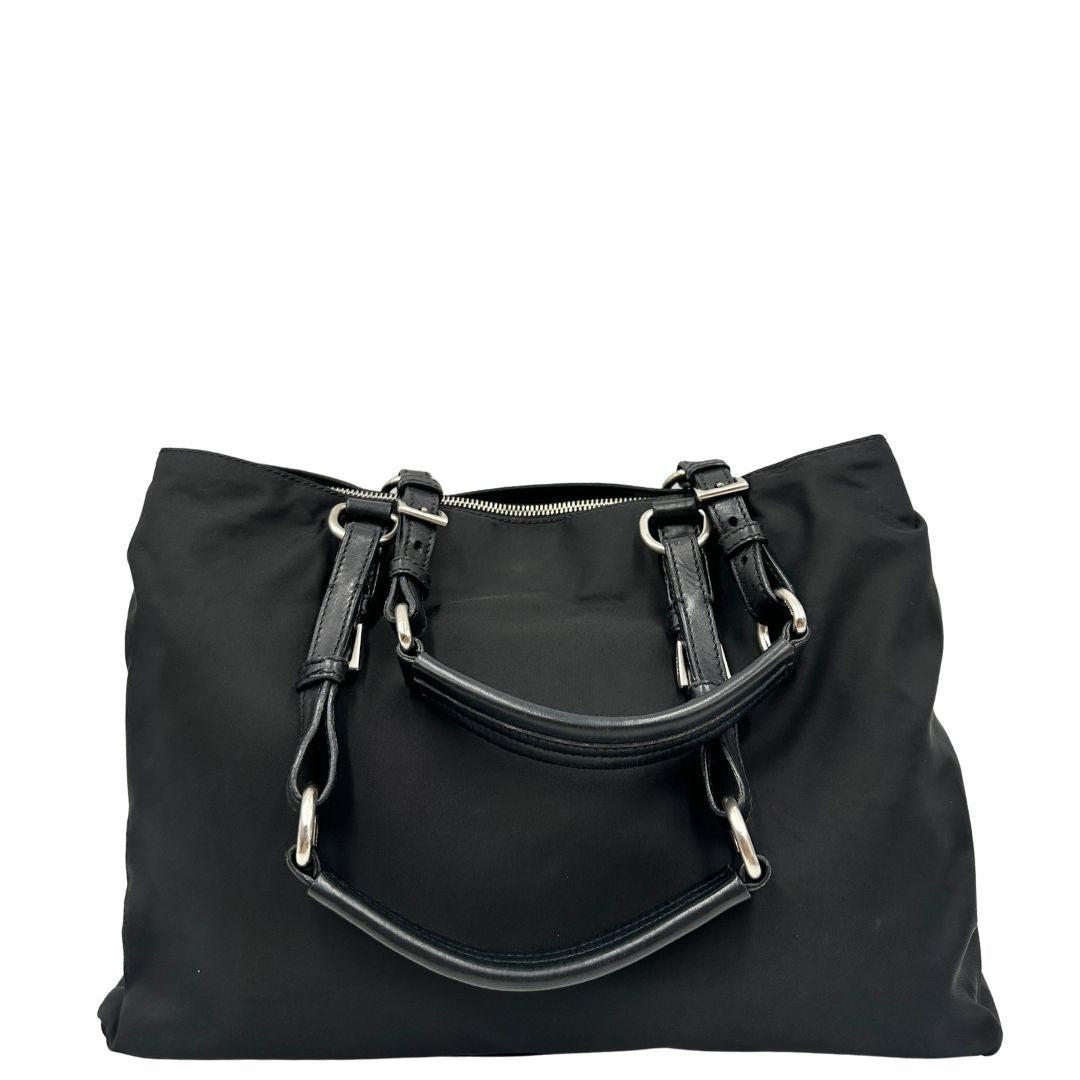 retro Borsa Prada realizzata in nylon nero con hardware argentato; munita di doppi manici, di lusso, usata 