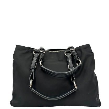retro Borsa Prada realizzata in nylon nero con hardware argentato; munita di doppi manici, di lusso, usata 