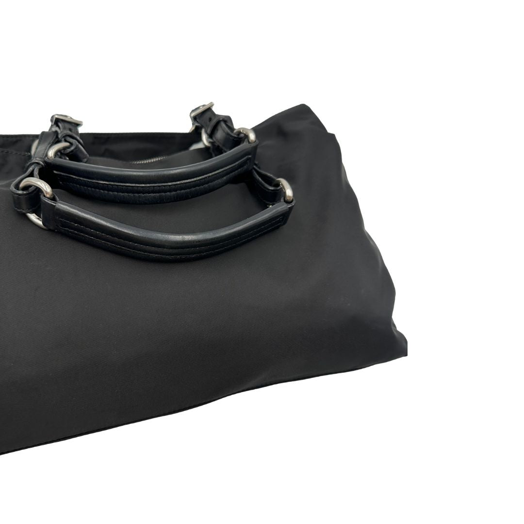 manici Borsa Prada realizzata in nylon nero con hardware argentato; munita di doppi manici, di lusso, usata 