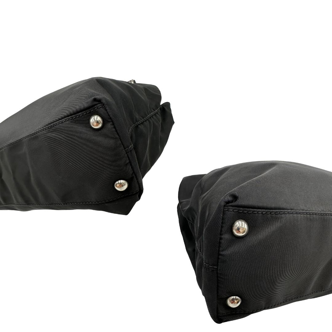 angoliBorsa Prada realizzata in nylon nero con hardware argentato; munita di doppi manici, di lusso, usata 
