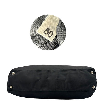 base Borsa Prada realizzata in nylon nero con hardware argentato; munita di doppi manici, di lusso, usata
