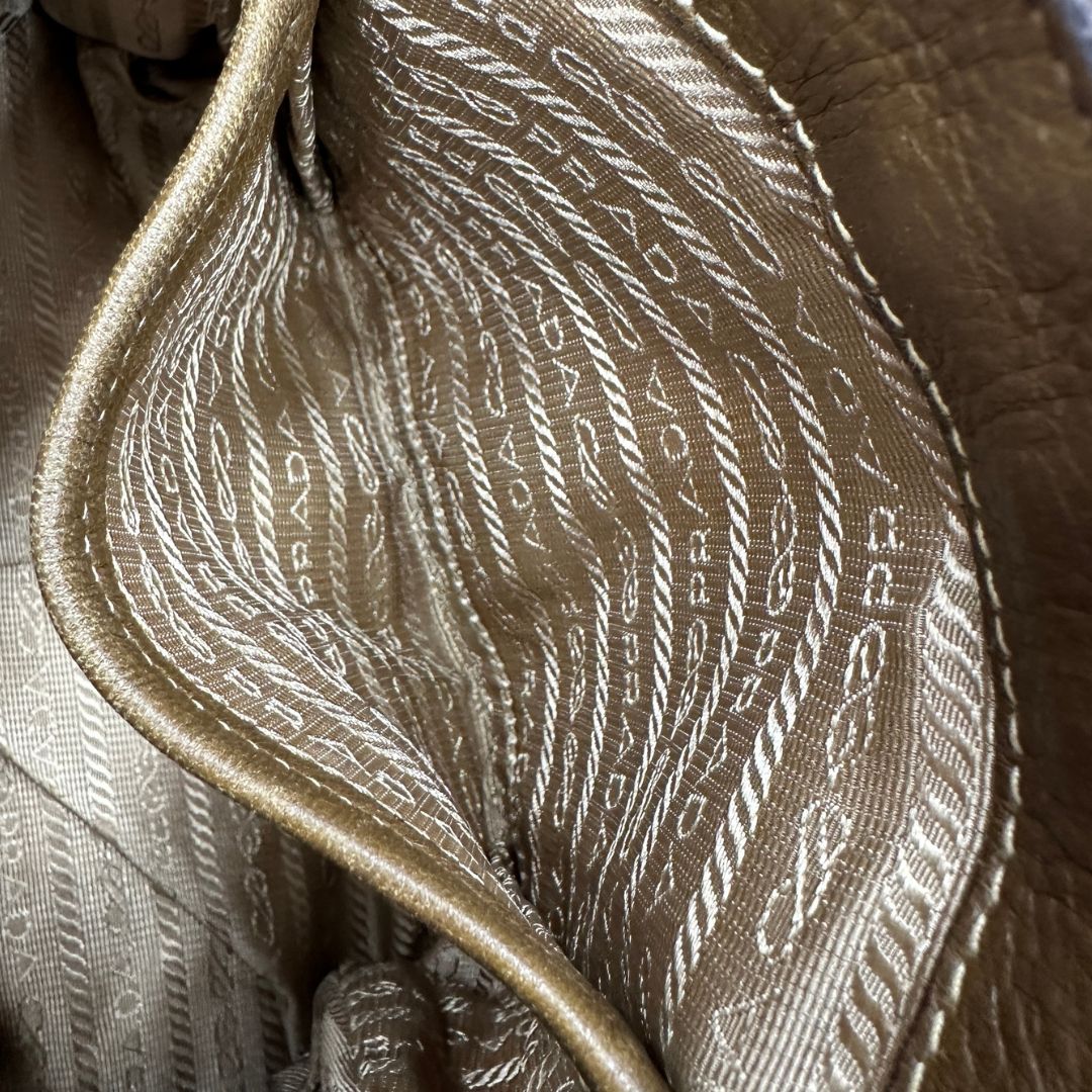 interno  Borsa Prada in nylon gaufre color cammello 