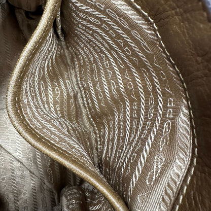 interno  Borsa Prada in nylon gaufre color cammello 