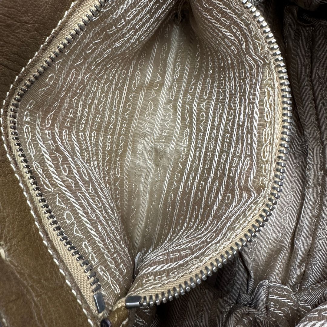 interno  Borsa Prada in nylon gaufre color cammello 