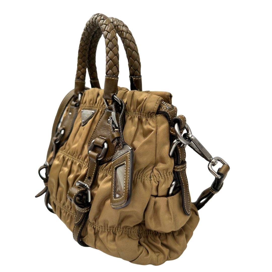 lato  Borsa Prada in nylon gaufre color cammello  