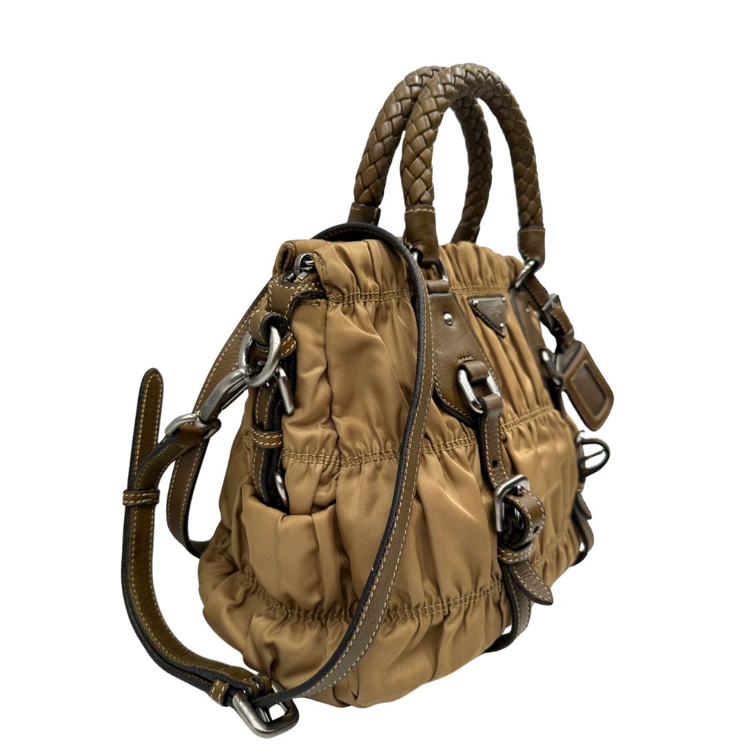 lato  Borsa Prada in nylon gaufre color cammello  