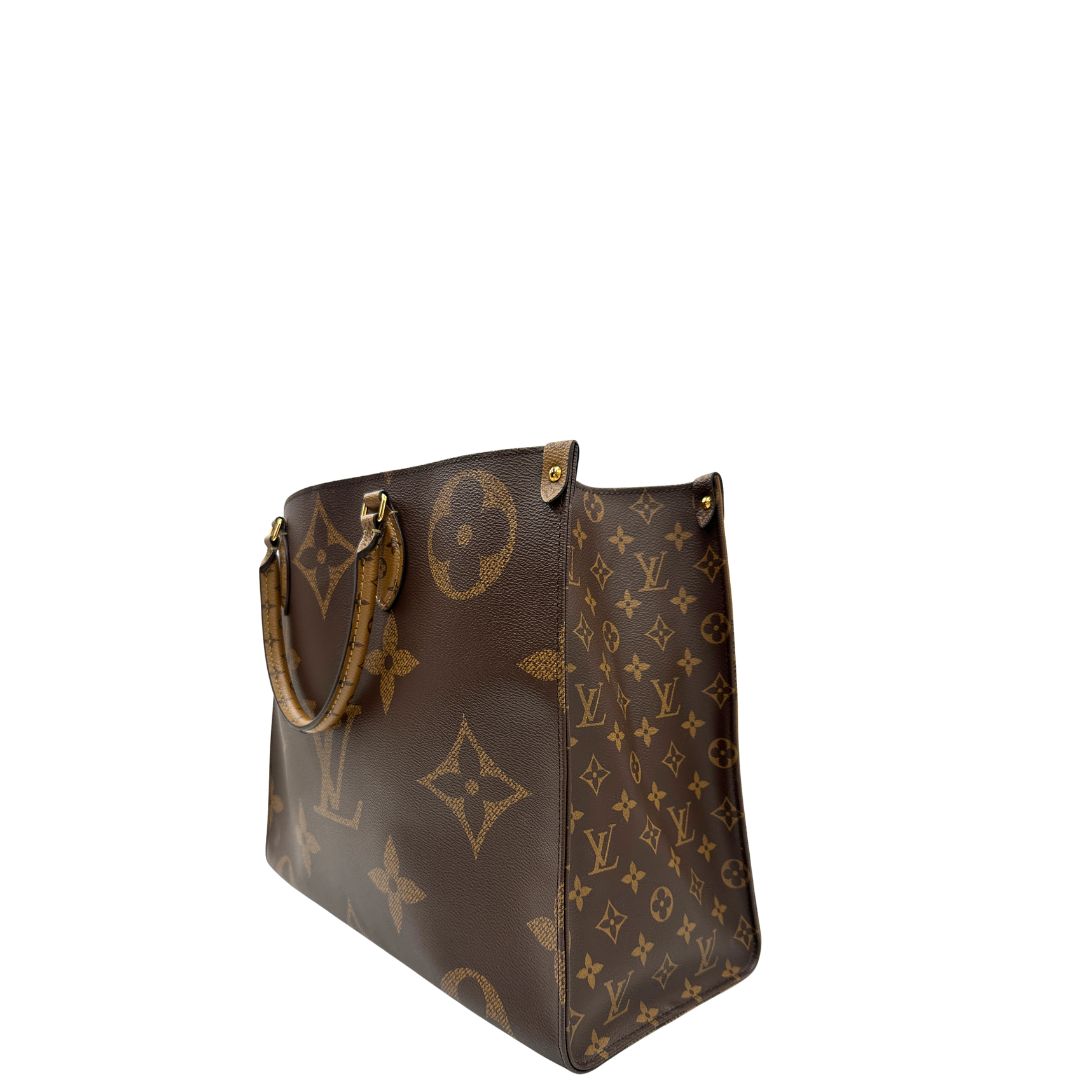 Lato, Borsa LV OnTheGo nella versione GM in canvas marrone monogram Giant e monogram Reverse. Originale, usata, di lusso, in ottime condizioni.