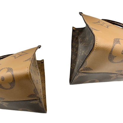 Angoli, Borsa LV OnTheGo nella versione GM in canvas marrone monogram Giant e monogram Reverse. Originale, usata, di lusso, in ottime condizioni.