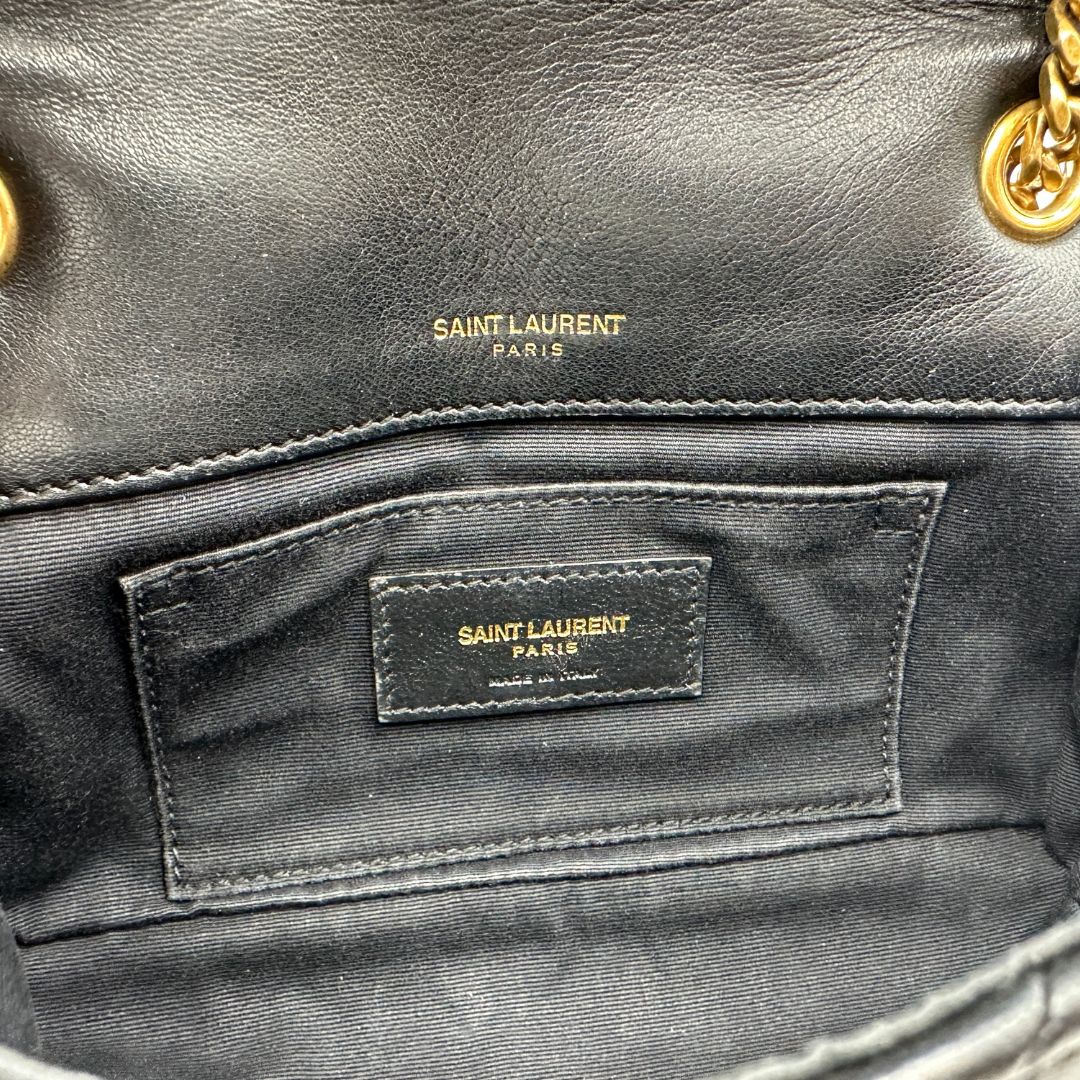 Interno, Borsa Saint Laurent in morbida nappa nera, caratterizzata dall'iconico monogramma YSL dorato e da un'impuntura geometrica trapuntata. Da indossare a spalla o a tracolla.