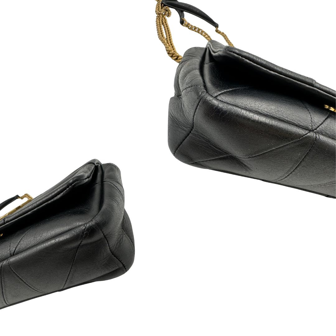 Angoli, Borsa Saint Laurent in morbida nappa nera, caratterizzata dall'iconico monogramma YSL dorato e da un'impuntura geometrica trapuntata. Da indossare a spalla o a tracolla.