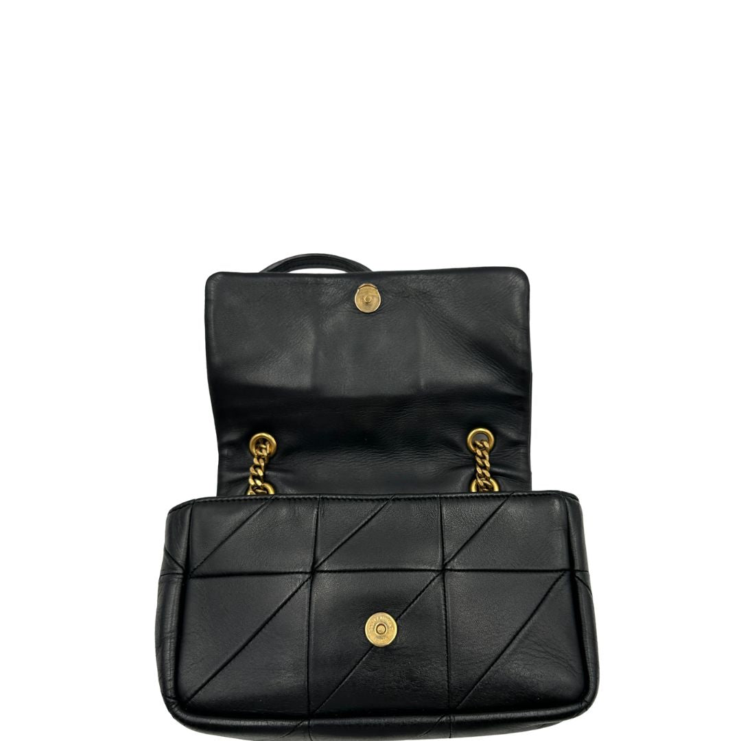 Borsa Saint Laurent in morbida nappa nera, caratterizzata dall'iconico monogramma YSL dorato e da un'impuntura geometrica trapuntata. Da indossare a spalla o a tracolla.