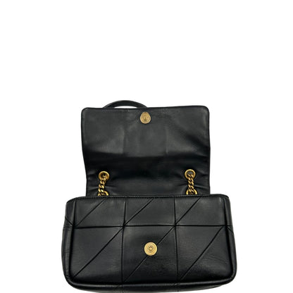 Borsa Saint Laurent in morbida nappa nera, caratterizzata dall'iconico monogramma YSL dorato e da un'impuntura geometrica trapuntata. Da indossare a spalla o a tracolla.