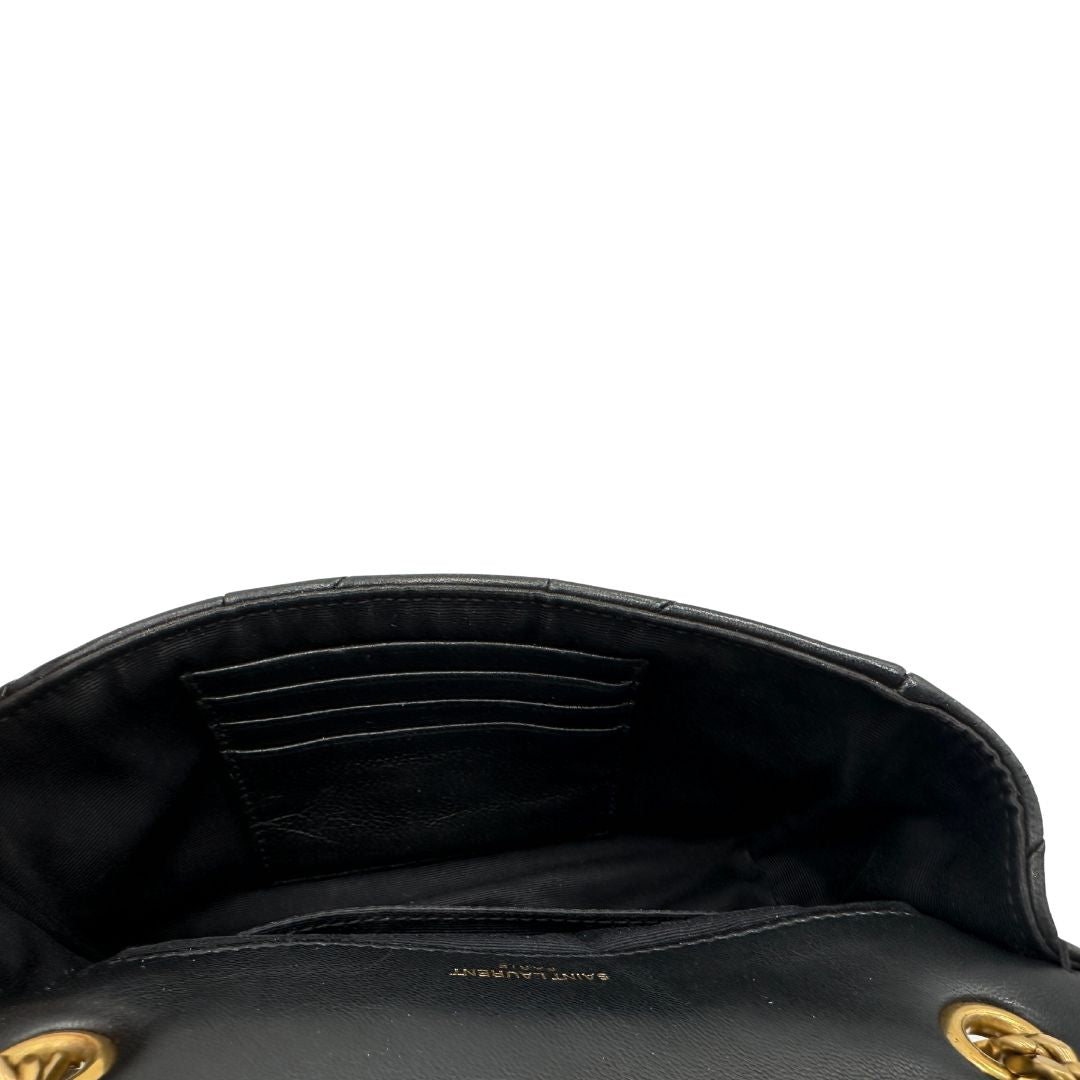 Interno, Borsa Saint Laurent in morbida nappa nera, caratterizzata dall'iconico monogramma YSL dorato e da un'impuntura geometrica trapuntata. Da indossare a spalla o a tracolla.