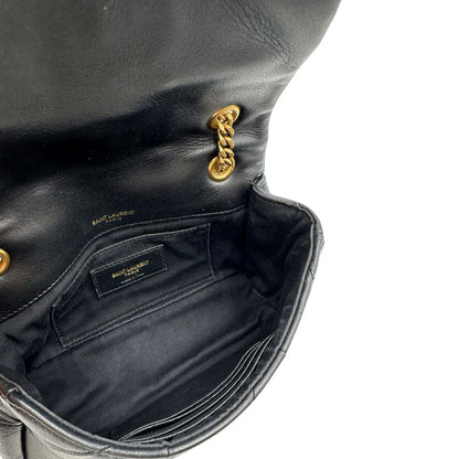 Interno, Borsa Saint Laurent in morbida nappa nera, caratterizzata dall'iconico monogramma YSL dorato e da un'impuntura geometrica trapuntata. Da indossare a spalla o a tracolla.