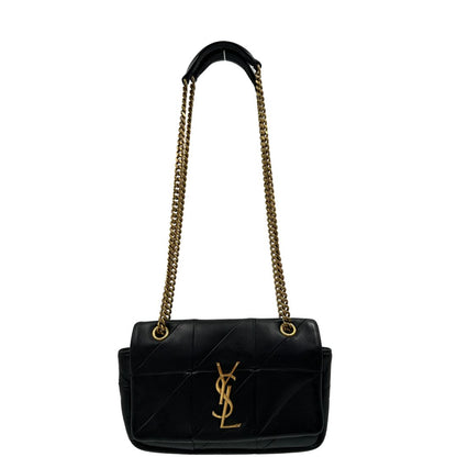 Front, Borsa Saint Laurent in morbida nappa nera, caratterizzata dall'iconico monogramma YSL dorato e da un'impuntura geometrica trapuntata. Da indossare a spalla o a tracolla.