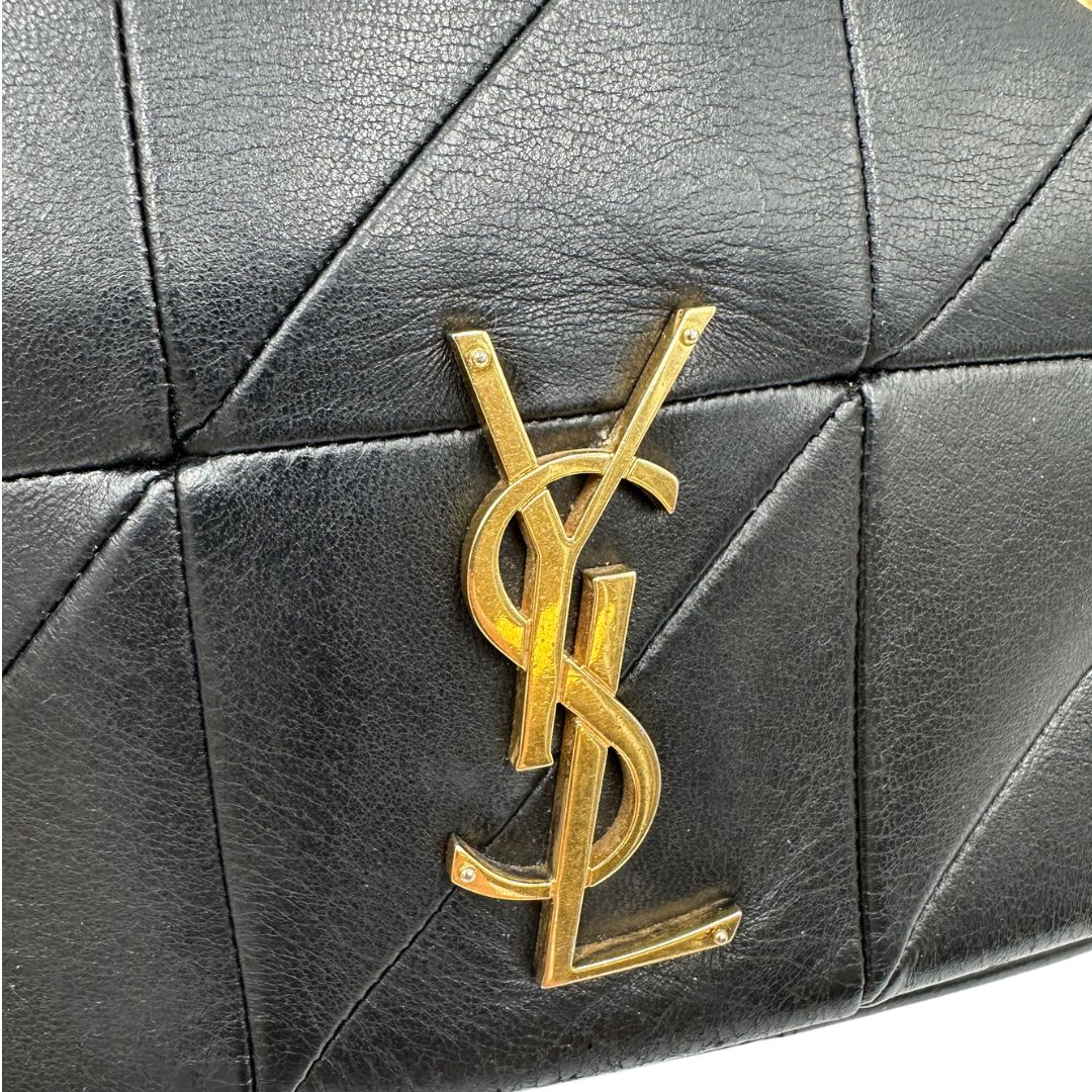 Borsa Saint Laurent in morbida nappa nera, caratterizzata dall'iconico monogramma YSL dorato e da un'impuntura geometrica trapuntata. Da indossare a spalla o a tracolla.