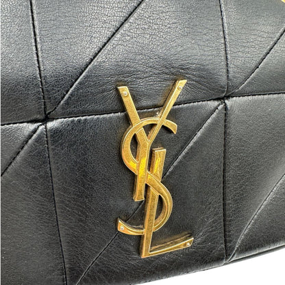 Borsa Saint Laurent in morbida nappa nera, caratterizzata dall'iconico monogramma YSL dorato e da un'impuntura geometrica trapuntata. Da indossare a spalla o a tracolla.