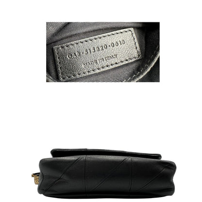 Base, e codice Borsa Saint Laurent in morbida nappa nera, caratterizzata dall'iconico monogramma YSL dorato e da un'impuntura geometrica trapuntata. Da indossare a spalla o a tracolla.
