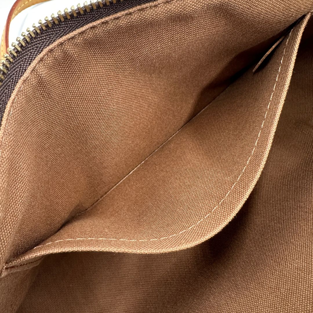 Interno, Pochette Accessoires LV in canvas marrone monogram. Originale, usata, di lusso, in ottime condizioni.