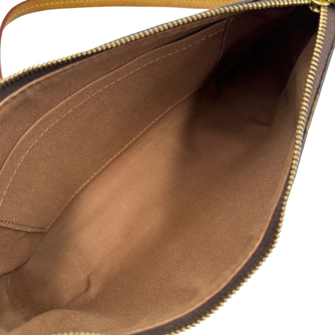 Interno, Pochette Accessoires LV in canvas marrone monogram. Originale, usata, di lusso, in ottime condizioni.