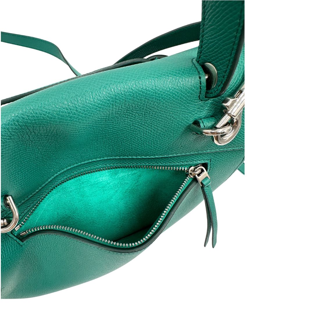 Tasca esterna, Elegante borsa Belt Bag di Celine, caratterizzata dall'iconico dettaglio a cintura sul davanti con nodi laterali e realizzata in pregiata pelle granulata verde smeraldo. Indossabile a mano oppure a tracolla. Originale, usata, di lusso, in ottime condizioni.