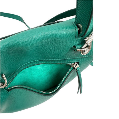 Tasca esterna, Elegante borsa Belt Bag di Celine, caratterizzata dall'iconico dettaglio a cintura sul davanti con nodi laterali e realizzata in pregiata pelle granulata verde smeraldo. Indossabile a mano oppure a tracolla. Originale, usata, di lusso, in ottime condizioni.