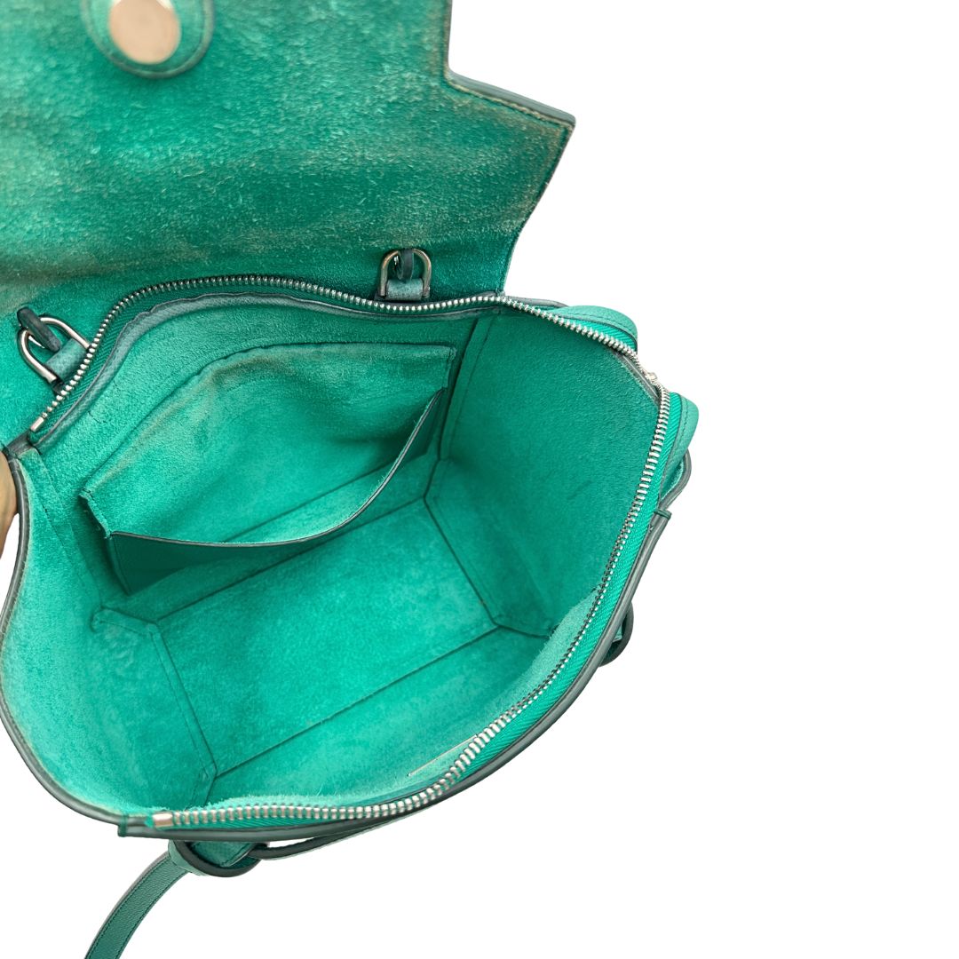 Interno, Elegante borsa Belt Bag di Celine, caratterizzata dall'iconico dettaglio a cintura sul davanti con nodi laterali e realizzata in pregiata pelle granulata verde smeraldo. Indossabile a mano oppure a tracolla. Originale, usata, di lusso, in ottime condizioni.