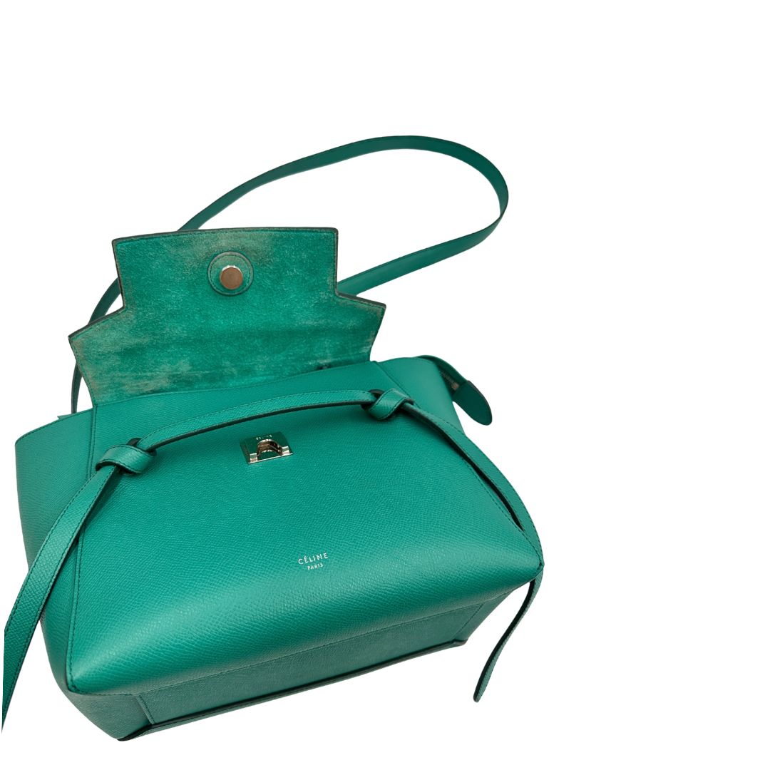 Elegante borsa Belt Bag di Celine, caratterizzata dall'iconico dettaglio a cintura sul davanti con nodi laterali e realizzata in pregiata pelle granulata verde smeraldo. Indossabile a mano oppure a tracolla. Originale, usata, di lusso, in ottime condizioni.