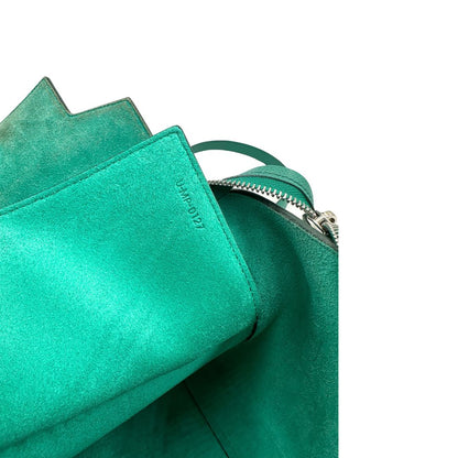 Codice, Elegante borsa Belt Bag di Celine, caratterizzata dall'iconico dettaglio a cintura sul davanti con nodi laterali e realizzata in pregiata pelle granulata verde smeraldo. Indossabile a mano oppure a tracolla. Originale, usata, di lusso, in ottime condizioni.
