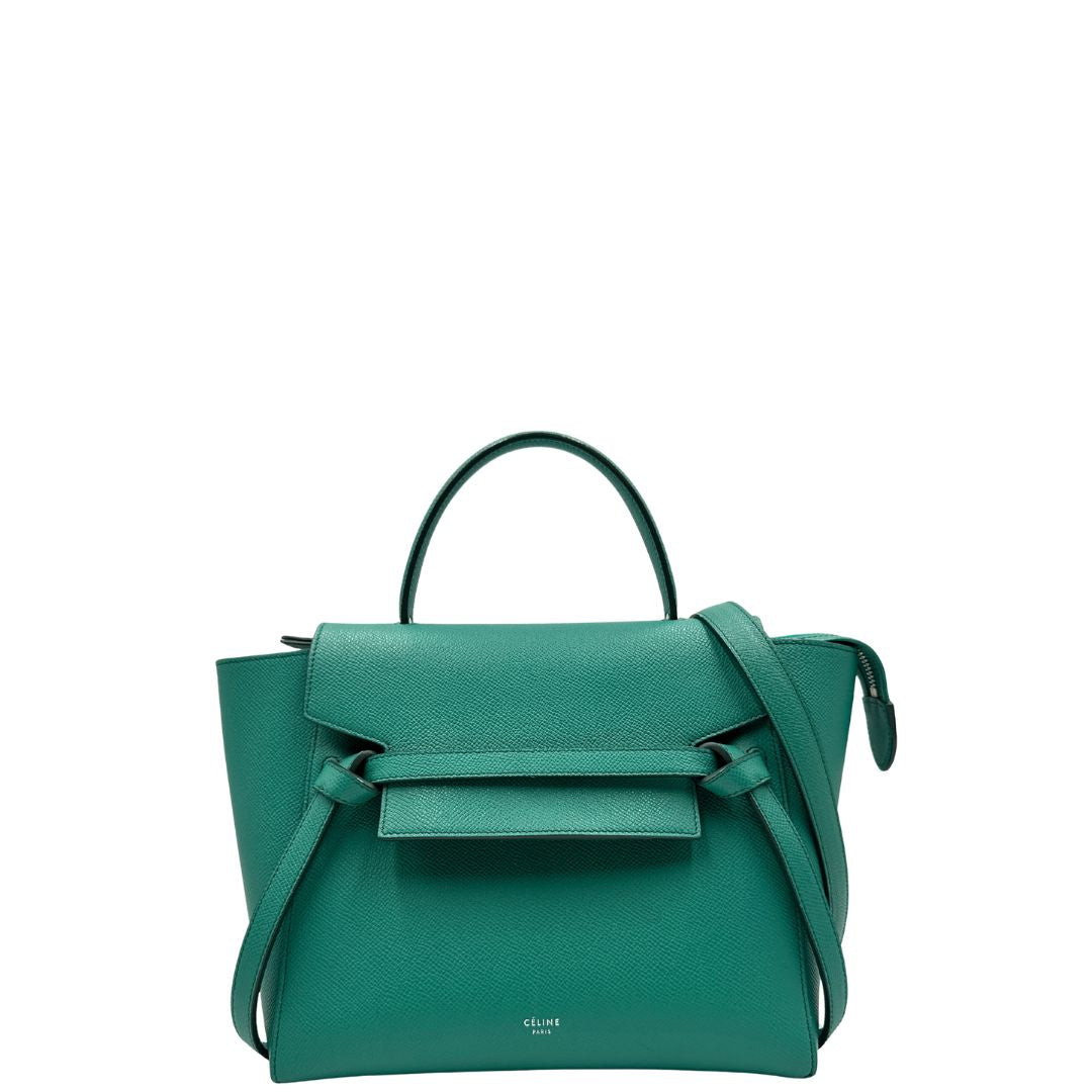 Front, Elegante borsa Belt Bag di Celine, caratterizzata dall'iconico dettaglio a cintura sul davanti con nodi laterali e realizzata in pregiata pelle granulata verde smeraldo. Indossabile a mano oppure a tracolla. Originale, usata, di lusso, in ottime condizioni.