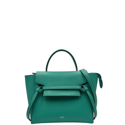 Front, Elegante borsa Belt Bag di Celine, caratterizzata dall'iconico dettaglio a cintura sul davanti con nodi laterali e realizzata in pregiata pelle granulata verde smeraldo. Indossabile a mano oppure a tracolla. Originale, usata, di lusso, in ottime condizioni.