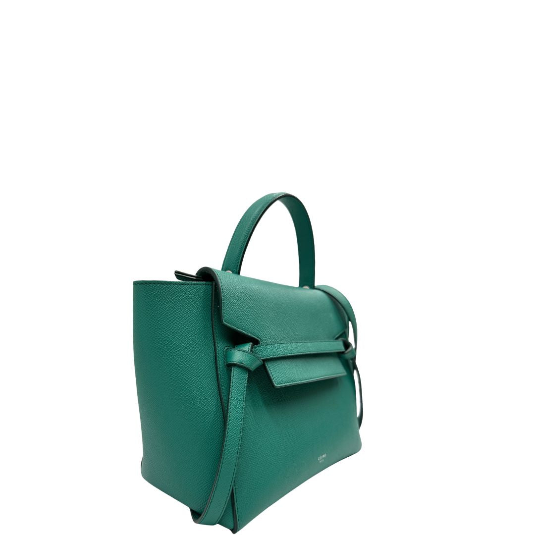 Lato, Elegante borsa Belt Bag di Celine, caratterizzata dall'iconico dettaglio a cintura sul davanti con nodi laterali e realizzata in pregiata pelle granulata verde smeraldo. Indossabile a mano oppure a tracolla. Originale, usata, di lusso, in ottime condizioni.