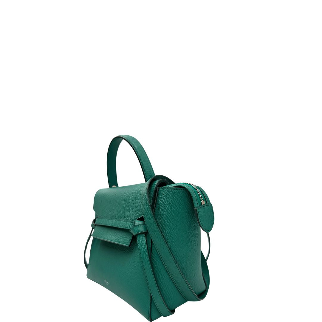 Lato, Elegante borsa Belt Bag di Celine, caratterizzata dall'iconico dettaglio a cintura sul davanti con nodi laterali e realizzata in pregiata pelle granulata verde smeraldo. Indossabile a mano oppure a tracolla. Originale, usata, di lusso, in ottime condizioni.